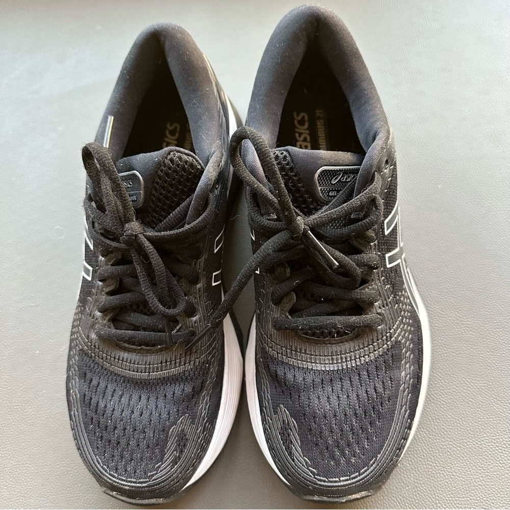 ASICS- Gel-NIMBUS 21 - Women US 7!!!